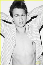 Ansel Elgort hangi burç?